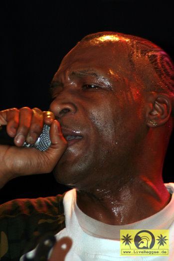 Daddy Freddy with The Livin-Spirits - Kassablanca, Jena 28. Oktober 2005 (10).jpg